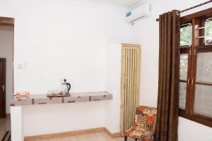 Habitación blanca con barra y silla en Mbilimbi Malazi, en Zanzíbar
