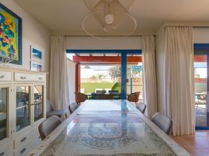 een eetkamer met een glazen tafel en stoelen bij Long Beach By CanariasGetaway in Corralejo