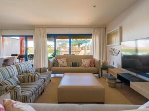 een woonkamer met een bank en een tafel bij Long Beach By CanariasGetaway in Corralejo