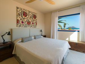een slaapkamer met een bed en een groot raam bij Long Beach By CanariasGetaway in Corralejo +106 foto's