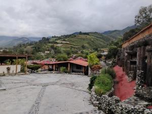 una vista di un villaggio con le montagne sullo sfondo di Bella Vista Suites Mérida a Tabay Altre 3 foto
