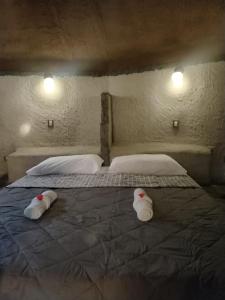 una camera da letto con un letto con due cuscini sopra di Bella Vista Suites Mérida a Tabay