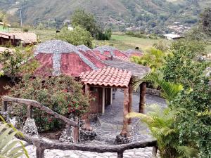 una piccola casa con ombrelloni in un giardino di Bella Vista Suites Mérida a Tabay