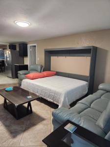 una camera da letto con un letto, un divano e un tavolo di Cozy Blue sleeps 10 pet friendly hot tub a Englewood