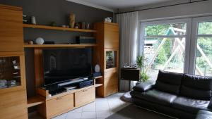 TV a/nebo společenská místnost v ubytování Ferienhaus Dorn