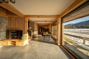 una casa con vista sui binari della ferrovia di WHITE BROOK Luxury Chalets a Witów