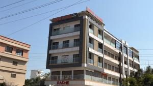 ジュナーガドにあるHotel Radheの上に看板がある建物