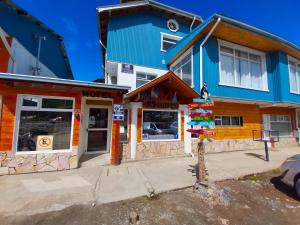 ウシュアイアにあるMS Hotel Campos 26の青とオレンジ色の建物の店先