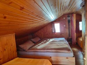 Ένα ή περισσότερα κρεβάτια σε δωμάτιο στο Mazot de l' Arche de Noé