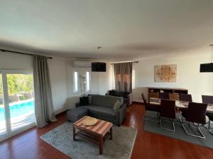 Et opholdsområde på Casa Pausa Sesimbra Holiday Home