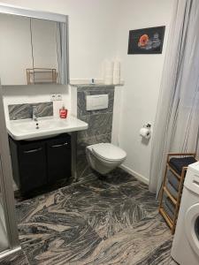 O baie la Ferienwohnung Nähe Autobahn Ruhige Lage für Familien & Monteure +16 fotografii