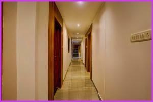 布巴内什瓦尔Hotel Surya Premium Residency的建筑物的走廊，有一条长廊