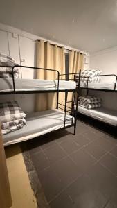 En eller flere senge i et værelse på Hostel PULSE