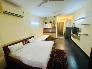 En eller flere senge i et værelse på Samriddhi Studio Apartment