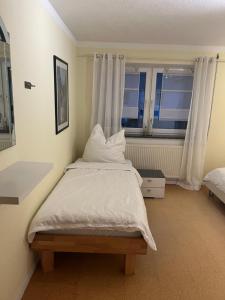 Un pat sau paturi într-o cameră la Ferienwohnung Nähe Autobahn Ruhige Lage für Familien & Monteure