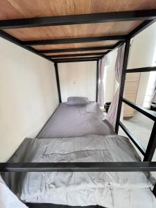 Giường trong phòng chung tại Wavez Lombok Hostel +7 ảnh