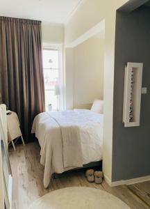 Giường trong phòng chung tại Helsingebockens Fastigheter