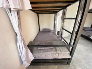 Giường trong phòng chung tại Wavez Lombok Hostel