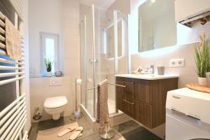 a bathroom with a shower and a toilet and a sink at NÜ06-BP - Apartment for companies in Zirndorf