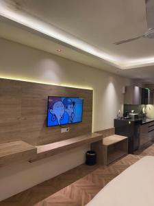 Una televisión o centro de entretenimiento en Studio Apartment 5 fotos más