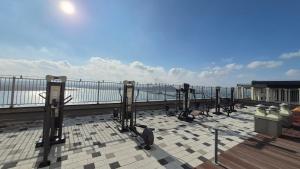 una fila de parquímetros en la parte superior de un muelle en West Ocean View of Nick's home, en Toran-mal
