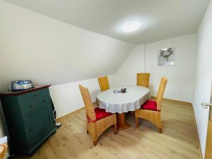 a dining room with a table and four chairs at Ferienwohnung Monteurwohnung Sulingen in Sulingen +2 photos