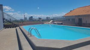 a large swimming pool on top of a building at Apartamento Inteiro Foz do Iguaçu Prox Rodoviaria in Foz do Iguaçu