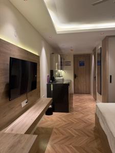 Una televisión o centro de entretenimiento en Studio Apartment