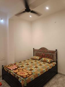 Postel nebo postele na pokoji v ubytování Shri Vyankatesh Bhakt Niwas