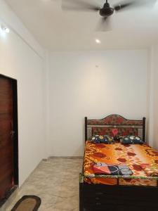 Postel nebo postele na pokoji v ubytování Shri Vyankatesh Bhakt Niwas