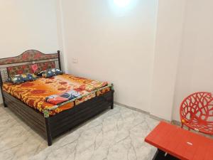 Postel nebo postele na pokoji v ubytování Shri Vyankatesh Bhakt Niwas + 1 fotografie