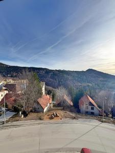una calle vacía en un pequeño pueblo con una montaña en Hotel Mujen Lux Tutic - Free Spa & Wellness, en Kopaonik 171 fotos más
