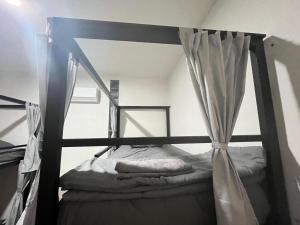 Giường trong phòng chung tại Wavez Lombok Hostel