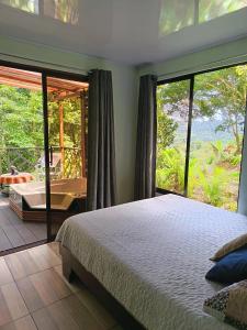 Rúm í herbergi á Breezes Ecolodge