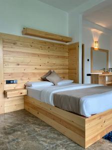 Кровать или кровати в номере Ella waterfall view