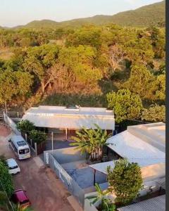 vista sull'alto di un edificio con un furgone parcheggiato di fronte di Pousada Do Gael a Estivado