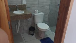 a bathroom with a toilet and a sink at Pousada Do Gael in Estivado