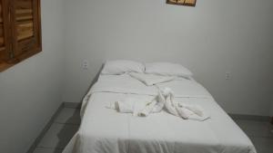 un letto bianco con due peluche sopra di Pousada Do Gael a Estivado