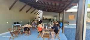 un gruppo di persone sedute ai tavoli di un ristorante di Pousada Do Gael a Estivado