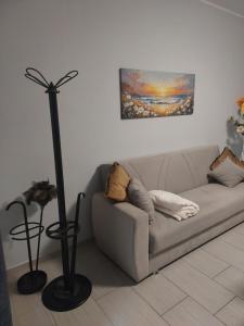 Una sala de estar con un sofá y un cuadro en la pared. en Girasole, en Alessandria 11 fotos más