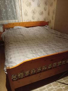 1 cama en un dormitorio con marco de madera en Cozy place, en Estocolmo