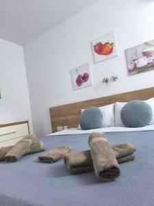 Giường trong phòng chung tại Tea Sliema Cozy House