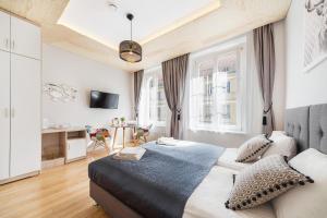 1 dormitorio con 1 cama extragrande y escritorio en Six Suites, Old Town, en Gdansk