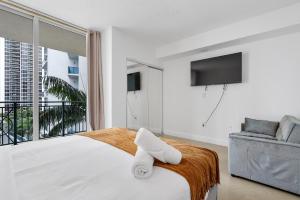 een slaapkamer met een bed en een groot raam bij King David By The Ocean in Miami Beach +203 foto's