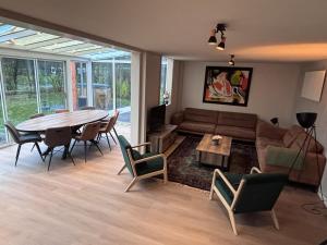 Et opholdsområde på Villa Juni - New spacious villa with hottub