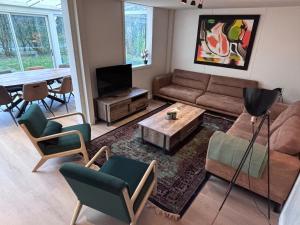 Et opholdsområde på Villa Juni - New spacious villa with hottub