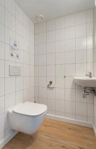 Et badeværelse på Villa Juni - New spacious villa with hottub + 12 billeder