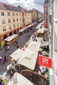 una vista aérea de un mercado en una ciudad en Six Suites, Old Town, en Gdansk