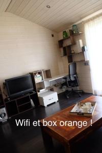 TV a/nebo společenská místnost v ubytování Duplex proche du port