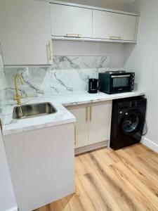 Η κουζίνα ή μικρή κουζίνα στο Easy Airport Access - Heathrow Stay